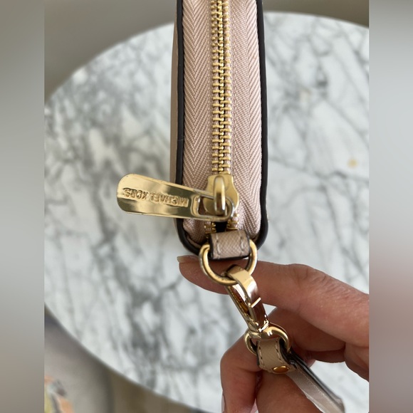 MICHAEL MICHAEL KORS
Leather Continental Wristlet - Picture 5 of 10